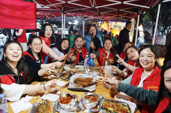 开yun体育网陈食烧烤一条街上的炭火腾起褭褭青烟-开云官网登录入口 http://www.kaiyun.com